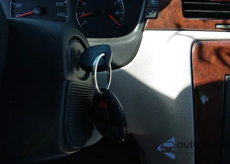 2008 Chevrolet Impala Ltz z USA, uszkodzony, nr VIN 2G1WU583589284276